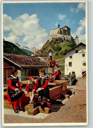 Scuol Schloss Trachtenmädchen mit Kind am Dorfbrunnen