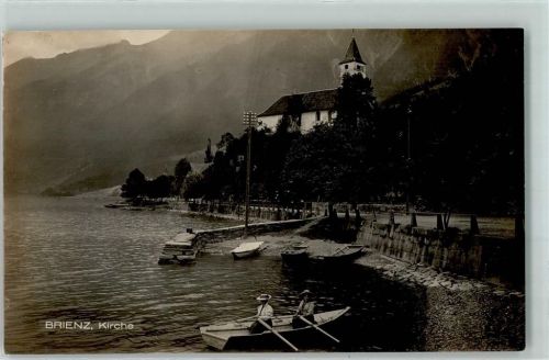 Brienz BE Kirche 2 Damen im Ruderboot