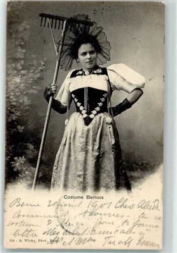 Bern 1901 Trachtenmädchen mit Rechen