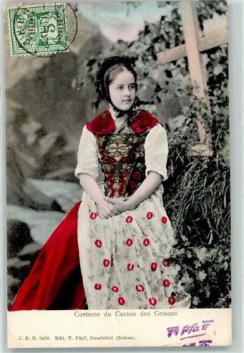 1904 Bündner Trachtenmädchen vor dem Kreuz