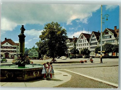 Gais Kinder am Brunnen