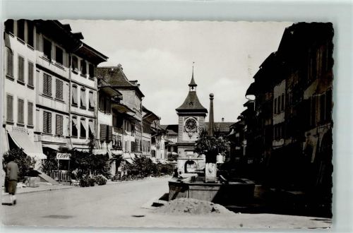 Murten Kirche Glocke Uhr Brunnen Glaces