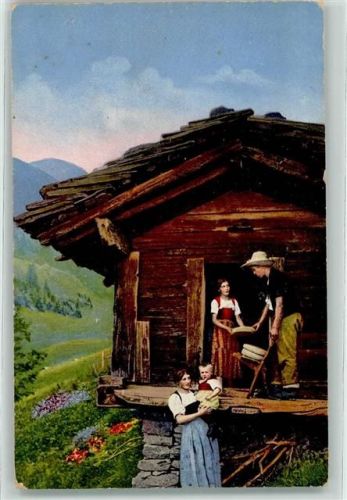 Familie vor dem Speicher auf der Alp mit Käse