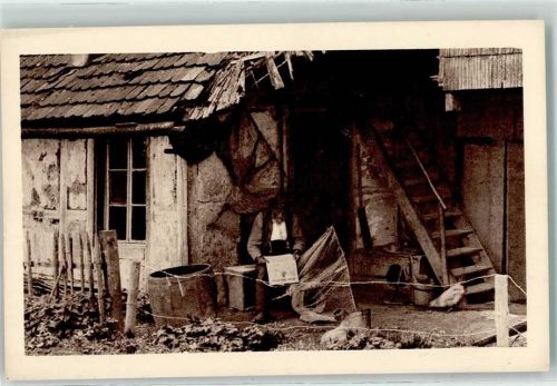 Le Locle Bauer sitzt vor dem Haus Chocolat Klaus Werbung