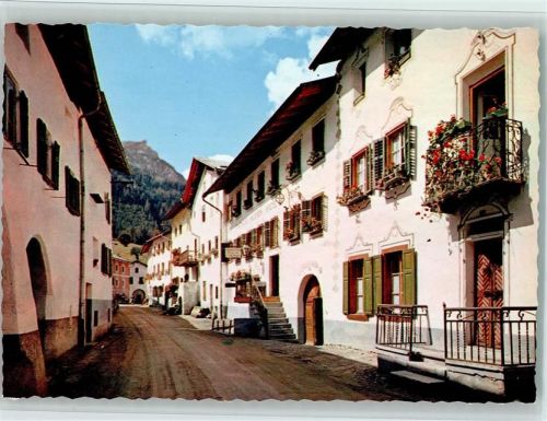 Sta. Maria Val Müstair Dorfpartie gegen Piz Mezdi Balkon mit Blumen Restaurant Schild