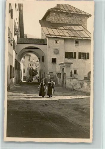 Zuoz Dorfstrasse Bäuerinen