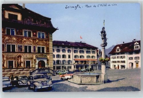 6430 Schwyz - Rathausplatz, Brunnen, Place de l´Hotel de Ville AKU1