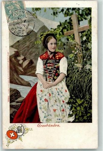 Bündner Trachtenmädchen vor dem Kreuz