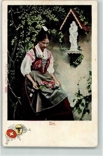 Urner Trachtenmädchen vor Mutter Gotte Statue