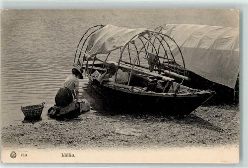 Idille Paar mit Fischerboot Frau am waschen im See