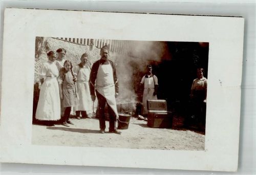 Feldköche bei der Verpflegungsausgabe Militär Schweiz Privatfoto AK