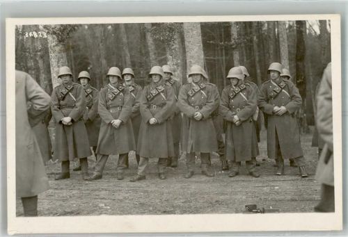 Bern Berne Gruppenaufnahme von Soldaten in Uniform mit Stahlhelm Ort lt. Fotograf Keller Militär Schweiz