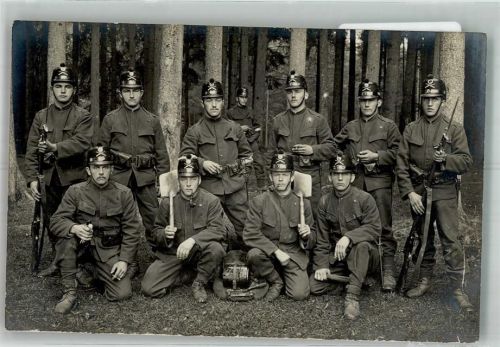 Gruppenaufnahme von Soldaten in Uniform mit Tschako Feldspaten und Karabinern Militär Schweiz Privatfoto AK