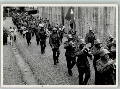 Soldaten in Uniform auf einem Marsch unter Begleitung durch eine Militärkapelle Militär Schweiz Privatfoto AK