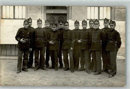 Gruppenaufnahme von Soldaten in Uniform mit Tschako vor dem Offizierskasino Bataillon No. 3 Militär Schweiz Privatfoto AK