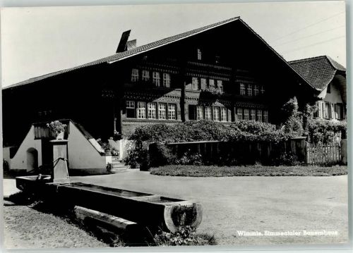 3752 Wimmis - Simmentaler Bauernhaus Brunnen