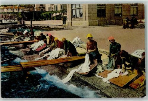 Frauen beim Wäsche waschen am See