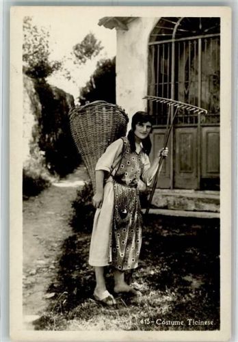 Foto AK Junge Frau bei der Feldarbeit in Tracht aus dem Tessin