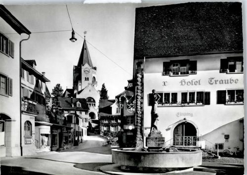 8570 Weinfelden - Hotel Traube, Brunnen, Blick zur Kirche