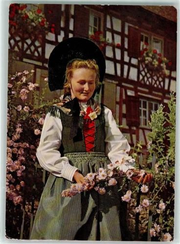 Frau in Festtracht