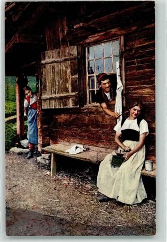 Bauern vor dem Haus auf der Alp