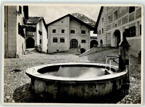 7545 Guarda - Dorfplatz Brunnen