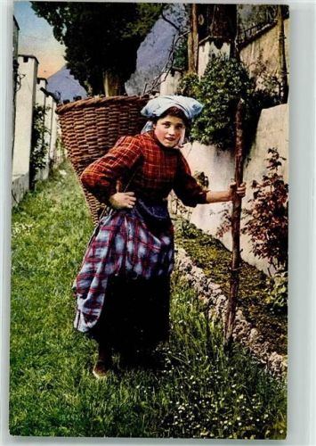 Trachtenmädchen mit Tragkorb