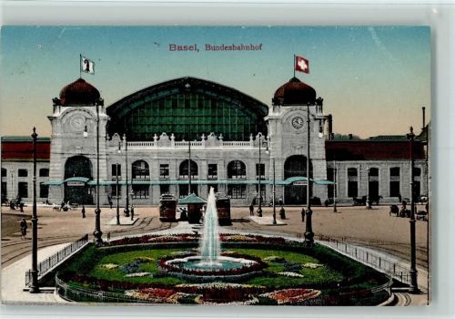 Basel Bâle Bahnhof mit Straßenbahnen , sehr gute Erhaltung AK Bahnhof Schweiz