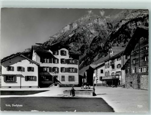 7132 Vals - Dorfplatz Brunnen