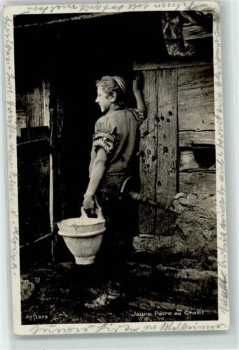 1927 Foto AK Jeune Patre au Chalet in der Schweiz Melkhocker