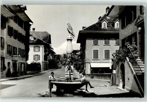 3714 Frutigen Gebrauchsspuren Dorfplatz Adlerbrunnen