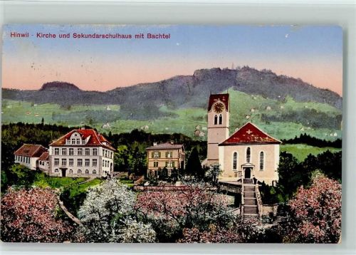 8340 Hinwil - Kirche und Sekundarschulhaus mit Bachtel Baumblüte