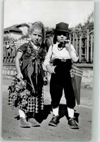 Foto AK Mädchen und Junge in Tessiner Tracht