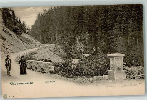Klausenstrasse - Grenzstein Paar beim Spaziergang