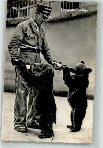 3000 Bern Berne - Tierpfleger gibt kleinen Bären eine Milchflasche