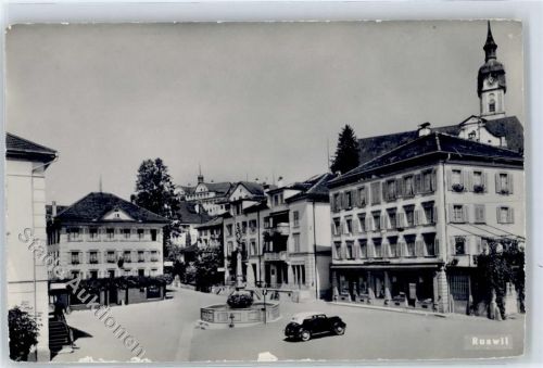 6017 Ruswil - Platz, Brunnen, Auto