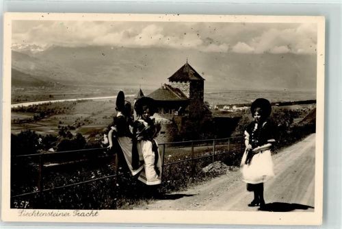9490 Vaduz Foto AK Schloss Tracht
