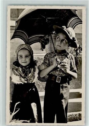 6900 Lugano - Zwei Kinder mit Sonnenschirm