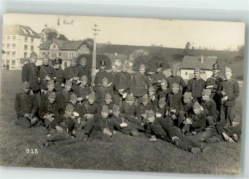 Gruppe Schweizer Soldaten vor dem Essen fassen PrivatfotoAK Militär Schweiz Gebrauchsspuren