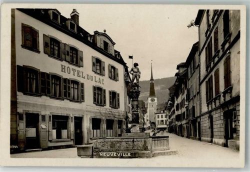 2520 La Neuveville 1933 Foto AK Hotel du Lac Denkmal Brunnen Kirche