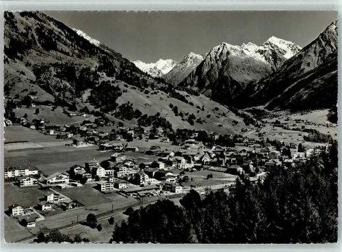 7250 Klosters - Gesamtansicht mit Silvrettagruppe