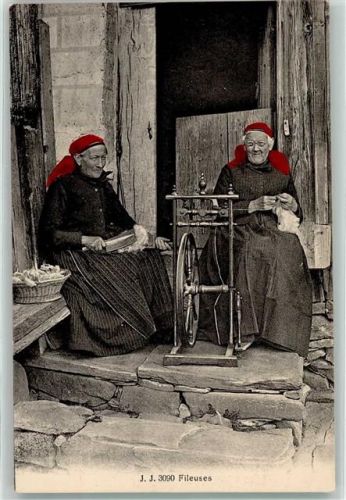 Alte Trachtenfrauen mit Spinnrad