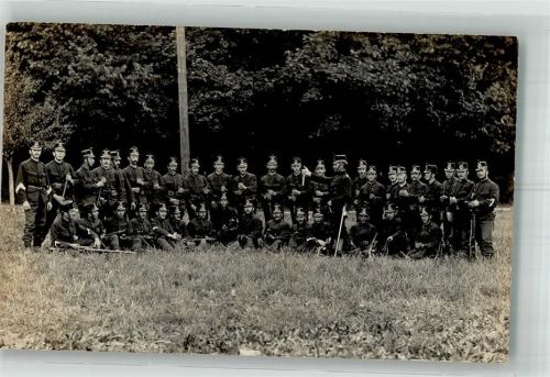 Gruppenaufnahme von Soldaten in Uniform mit Karabinern und Tschakos Militär Schweiz Privatfoto AK