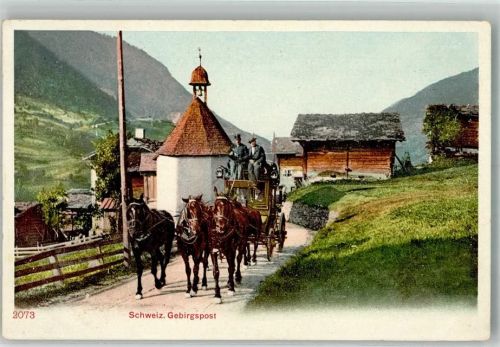 Gebirgspost fährt durch ein Dorf Postkutsche Schweiz 1900