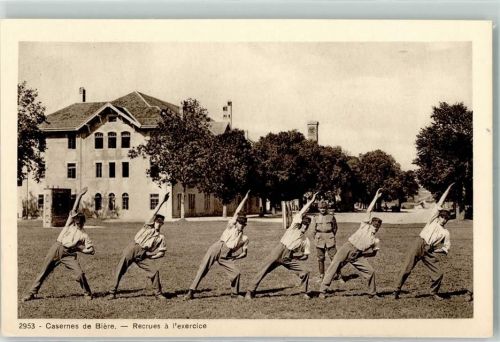 1145 Bière - Kaserne Soldaten bei Turnübungen