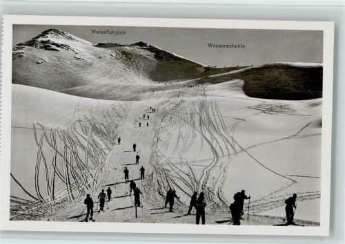 Weissfluhjoch - Parsennabfahrt Weissfluhjoch Wasserscheide Winter Skifahrer