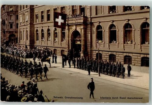 4000 Basel Bâle - Schweiz. Grenzbesetzung Infanterie maschiert