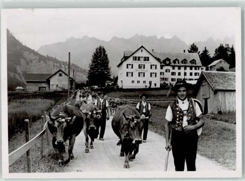 9651 Rietbad Foto AK Alpabfahrt Kurhaus Tracht Kuh Vieh Hotel