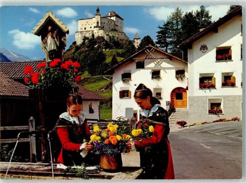 7553 Tarasp 1980 - Engadiner Trachtenmädchen am Dorfbrunnen in Tarasp