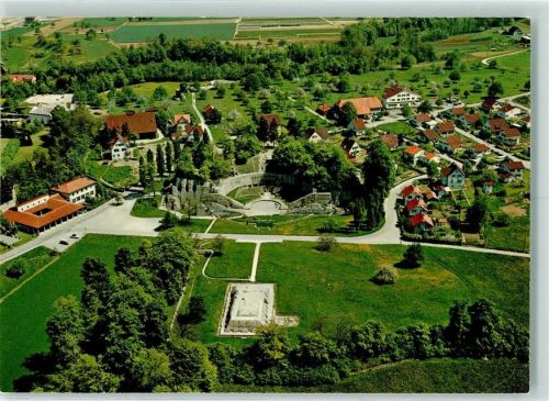 4302 Augst BL - Augusta Raurica Vorne Tempel auf Schönbühl in der Mitte szenisches Theater oben Curia links Römerhaus und Museum Flugaufnahme